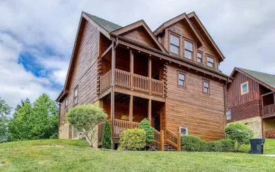 Pinewood Lodge by Beyond Expectations w Hot Tub