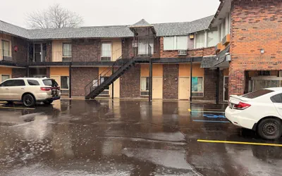 The Queen B Motel, Detroit-Warren