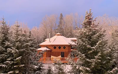1800or Unique 'yurt' Home in Bretton Woods 1 mi to Skiing, Firepit, Foosball, Beach! Hot tub