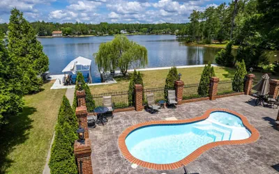 Private Pool! Wateredge Lake House