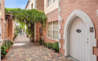 Kasa El Paseo Miami Beach