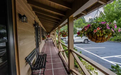 Mountainaire Inn and Log Cabins