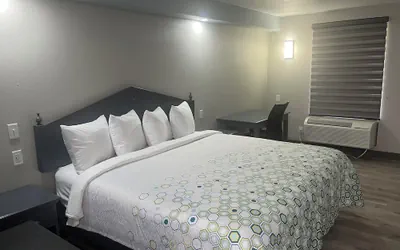 HomeTowne Studios by Red Roof Athens, TN