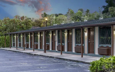 Spinnaker Inn of Naples