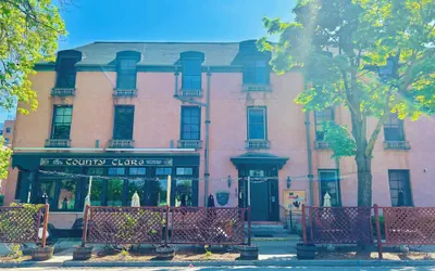 County Clare Irish Hotel & Pub