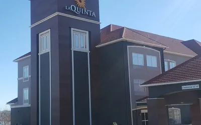 La Quinta Inn & Suites by Wyndham Shawnee