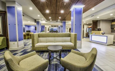 Holiday Inn Express & Suites Dallas NW - Farmers Branch by IHG