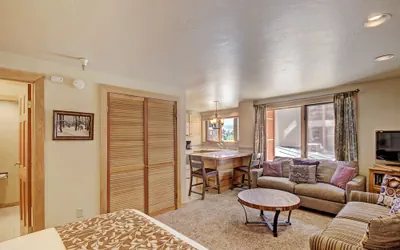 Stay Slopeside At Peak 9, Cozy Studio Steps To Apres& Dining Studio Bedroom Condo by RedAwning