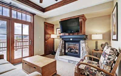 Luxury Studio  Steps From Winter Activities, Sleeps 4! Studio Bedroom Condo by RedAwning