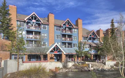 Bright Scenic Studio Walk To Ski And Apres-ski - Sleeps 4 Studio Bedroom Condo by RedAwning