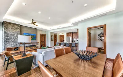 2 Br 2 Ba Luxury Condo. Walk to South Lake Tahoe!