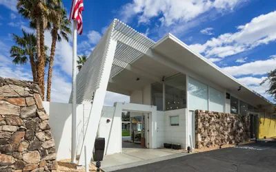 The Monkey Tree by AvantStay – Mid-Century Modern Oasis with Pool