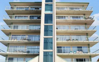 City View 410 3BD Condo with Private Balcony by RedAwning