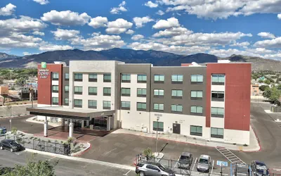 Holiday Inn Express & Suites Albuquerque East by IHG