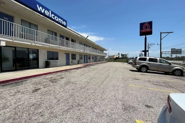 Photo 1 - Studio 6 Galveston, TX