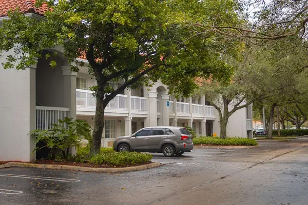 Photo 1 - Studio 6 Coral Springs, FL - Fort Lauderdale