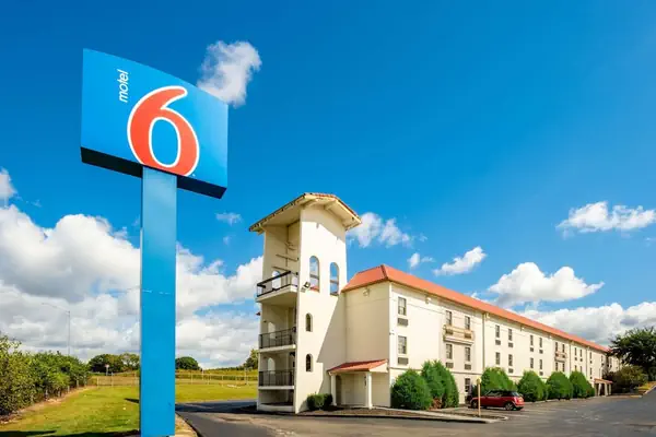 Photo 1 - Motel 6 Hazelwood, MO
