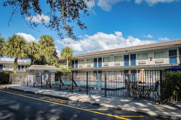 Photo 1 - Motel 6 Kissimmee, FL - Orlando