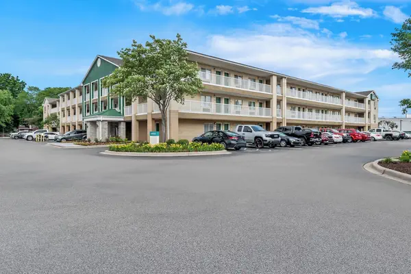 Photo 1 - HomeTowne Studios by Red Roof Detroit - Livonia