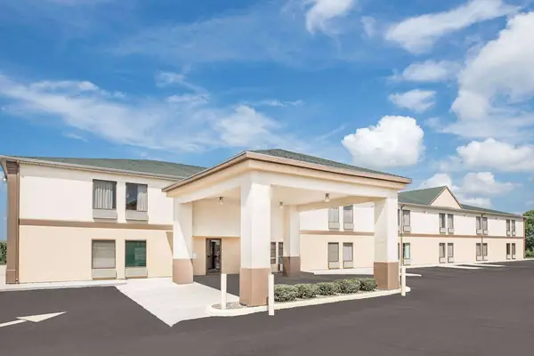 Photo 1 - Super 8 by Wyndham Galesburg