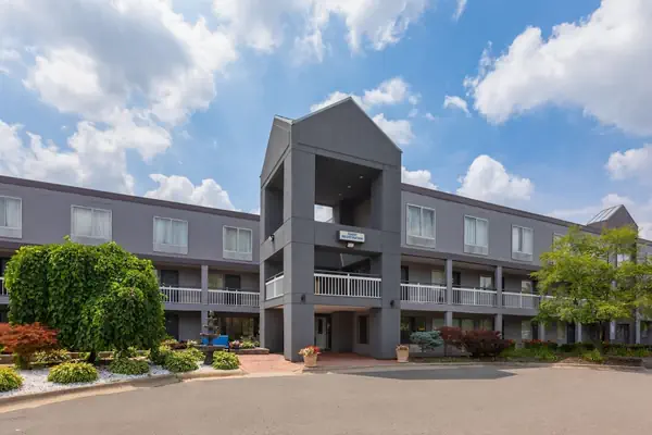 Photo 1 - Howard Johnson by Wyndham Romulus Detroit Metro Airport