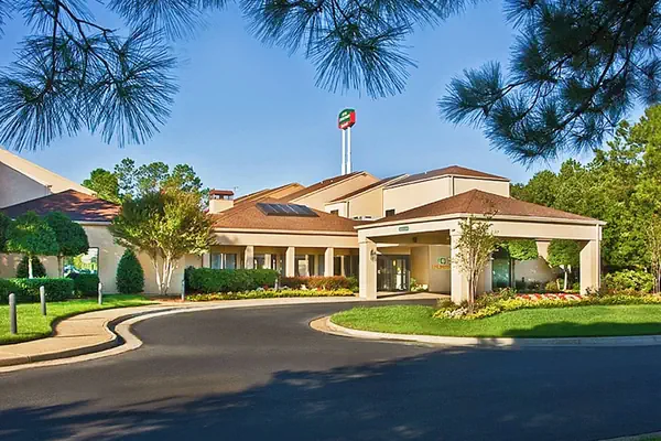 Photo 1 - Courtyard by Marriott Hampton