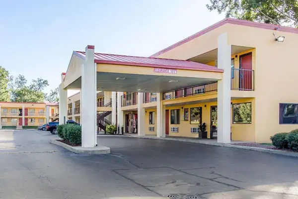 Photo 1 - Econo Lodge Lanett