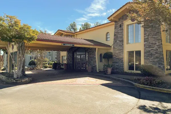 Photo 1 - Motel 6 Huntsville, AL – University Dr.