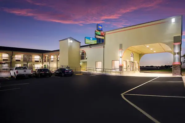 Photo 1 - SureStay Hotel by Best Western Mt Pleasant