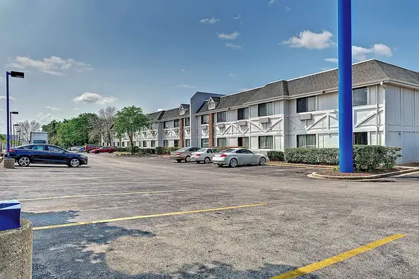 Photo 1 - Motel 6 Glenview, IL - Chicago North