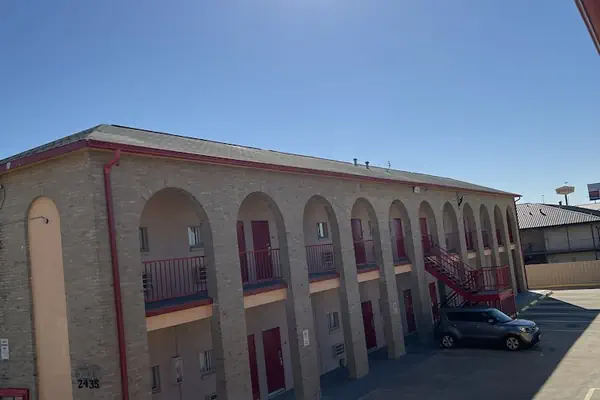 Photo 1 - Executive Inn & Suites Near Lackland AFB