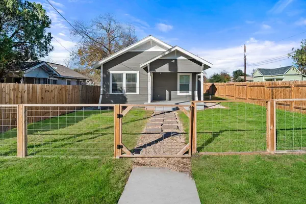 Photo 1 - Step Into Comfort in This 3br/2ba Downtown Retreat