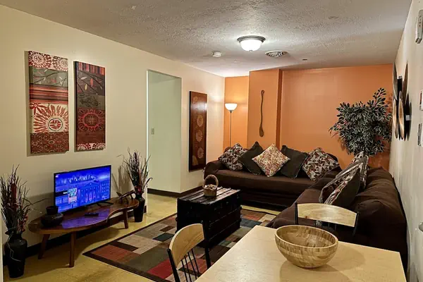 Photo 1 - 6 Beds Downtown Apt Very Quick Walk Everywhere