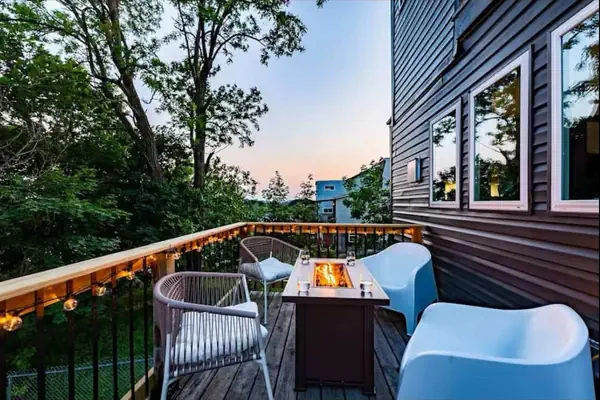 Photo 1 - Iconic 3BD Entire House in The Heart Of Pittsburg