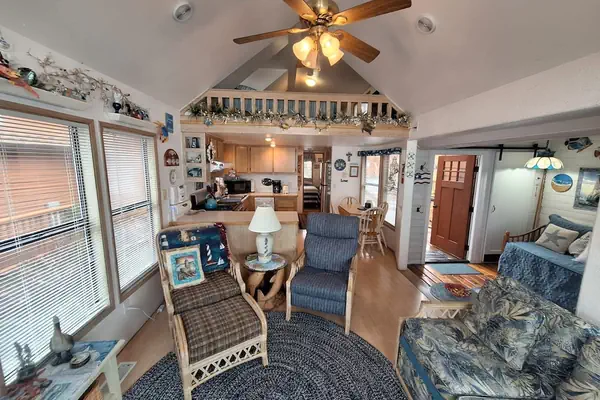 Photo 1 - Luxurious Oceanfront Cabin 7 Getaway w Hot Tub