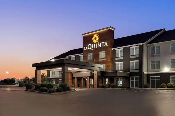Photo 1 - La Quinta Inn & Suites by Wyndham Oxford - Anniston