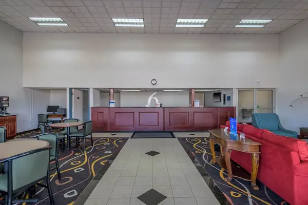 Photo 1 - Motel 6 Forsyth, GA – Tift College