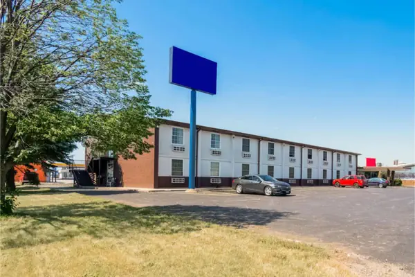 Photo 1 - OYO Hotel Morton East Peoria I-74