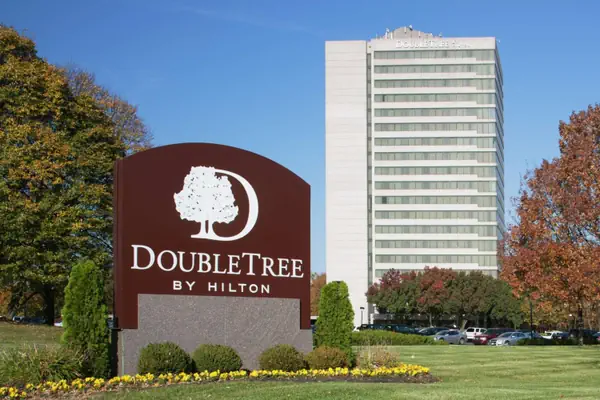 Photo 1 - DoubleTree by Hilton Kansas City - Overland Park