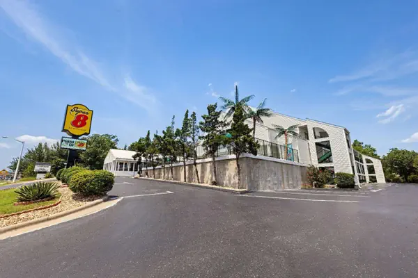 Photo 1 - Super 8 by Wyndham Branson - Shepherd of the Hills Exwy