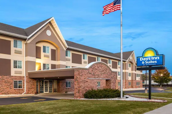 Photo 1 - Days Inn & Suites by Wyndham Green Bay WI
