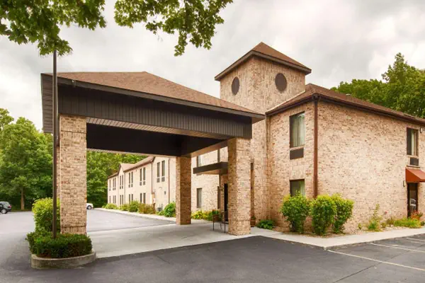 Photo 1 - Best Western Plaza Hotel Saugatuck