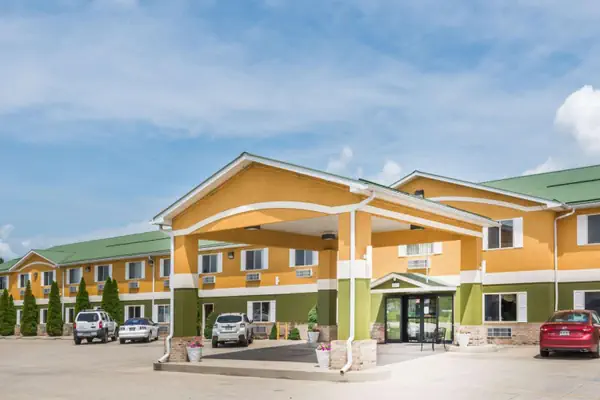 Photo 1 - Super 8 by Wyndham Bedford