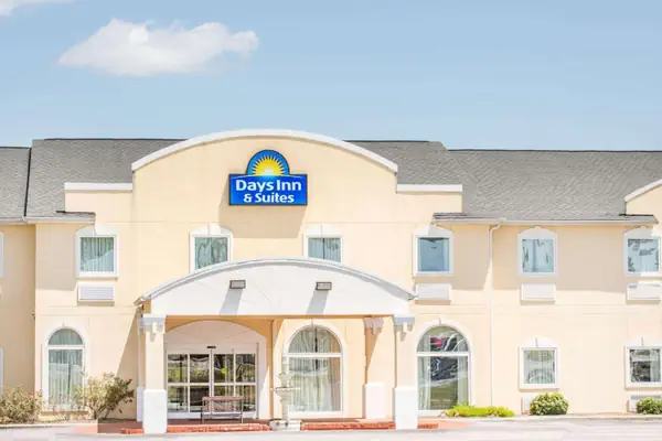 Photo 1 - Days Inn & Suites by Wyndham Swainsboro