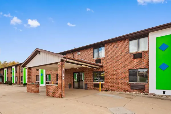 Photo 1 - SureStay Hotel by Best Western Cedar Rapids