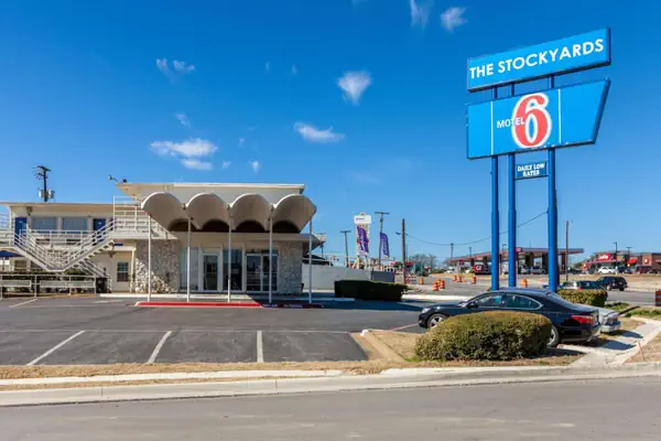 Photo 1 - Motel 6 Fort Worth, Tx - Stockyards