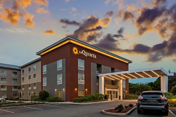 Photo 1 - La Quinta by Wyndham San Francisco Airport North - Free Airport Shuttle