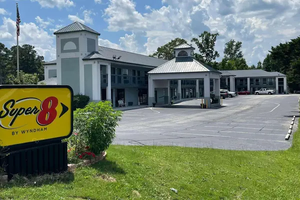 Photo 1 - Super 8 by Wyndham Elberton