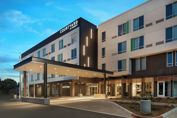 Photo 1 - Courtyard by Marriott Fresno Clovis