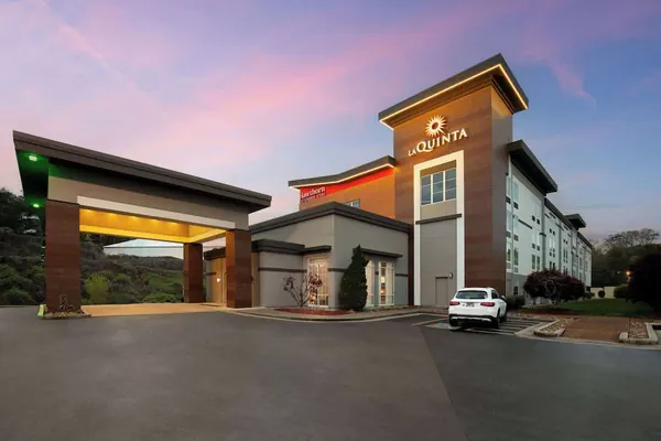 Photo 1 - La Quinta Inn & Suites by Wyndham Knoxville Papermill